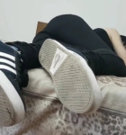 大胡子再次爽舔熟睡女友的嫩脚，蓝指甲太诱人了
