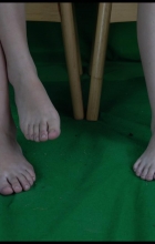 【Xy摄影】（工作室系列）丝丝这次带她的闺蜜过来脚对脚秀脚，静静的小脚性感。4k视频