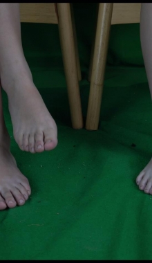 【Xy摄影】（工作室系列）丝丝这次带她的闺蜜过来脚对脚秀脚，静静的小脚性感。4k视频