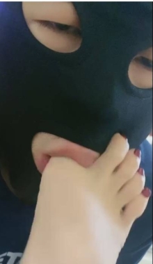 tian脚型超好看的小姐姐玉足，沙发上各个角度爽吃