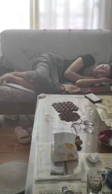 大神再次舔弄熟睡女友的脚